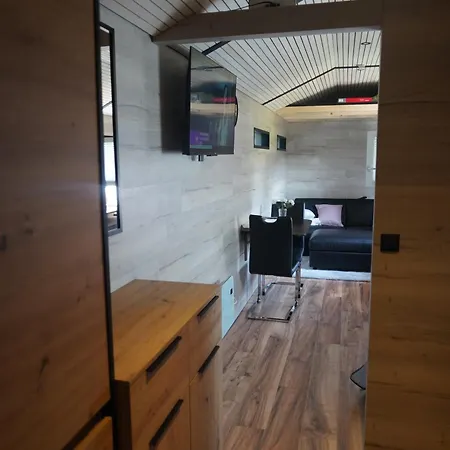 Tiny House Moebliert Inkl Grosser Terrasse * לוסטנאו