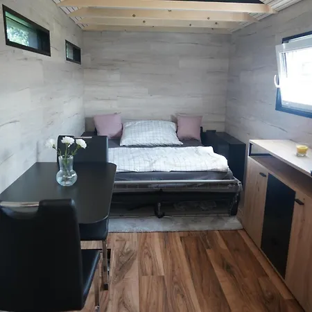 דירה Tiny House Moebliert Inkl Grosser Terrasse לוסטנאו