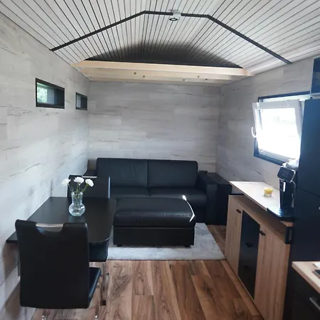דירה Tiny House Moebliert Inkl Grosser Terrasse לוסטנאו